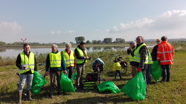 Plastic ruimen aan de Maas
